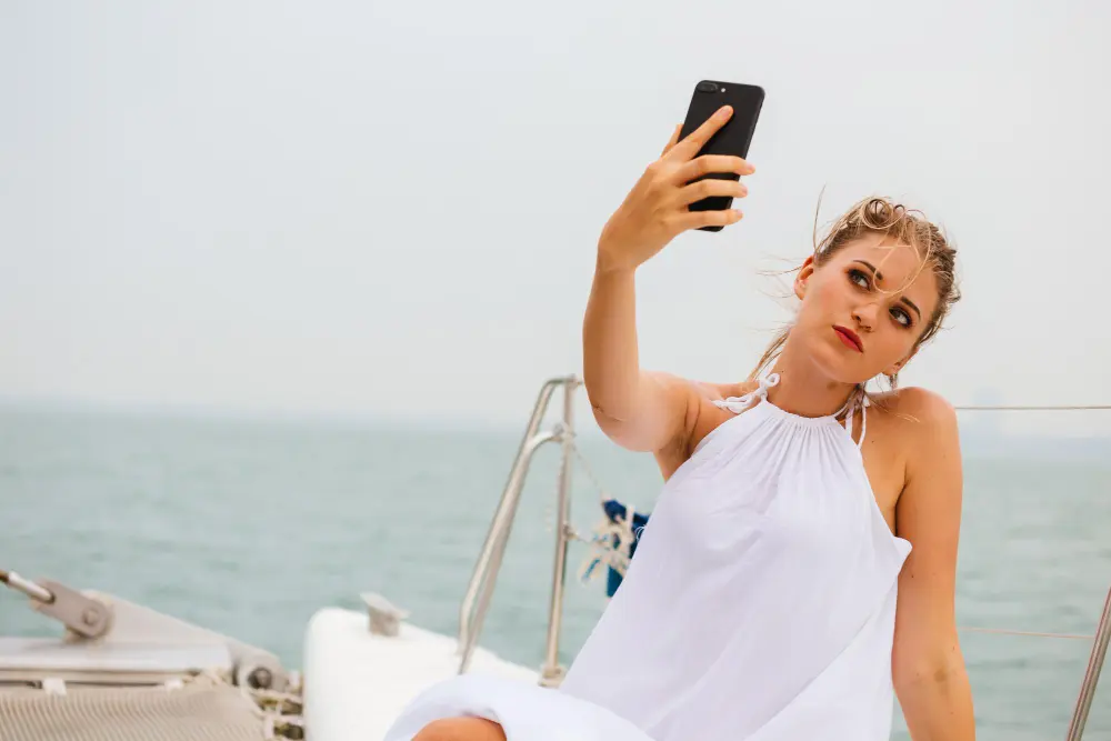 influencer-on-yacht