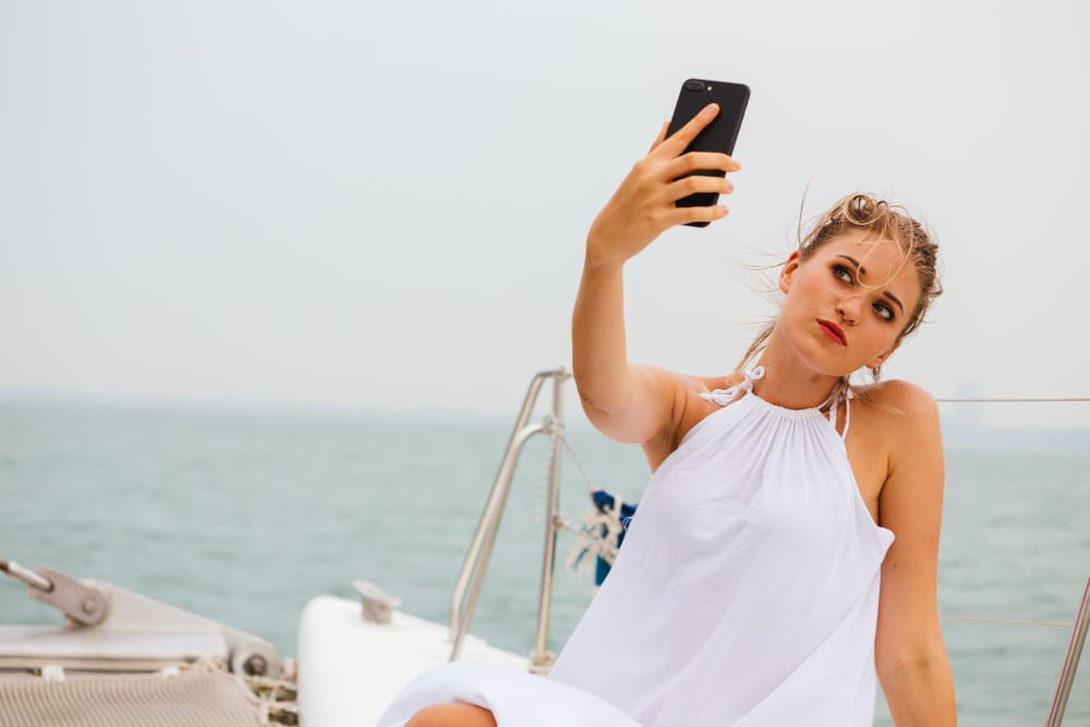 influencer-on-yacht